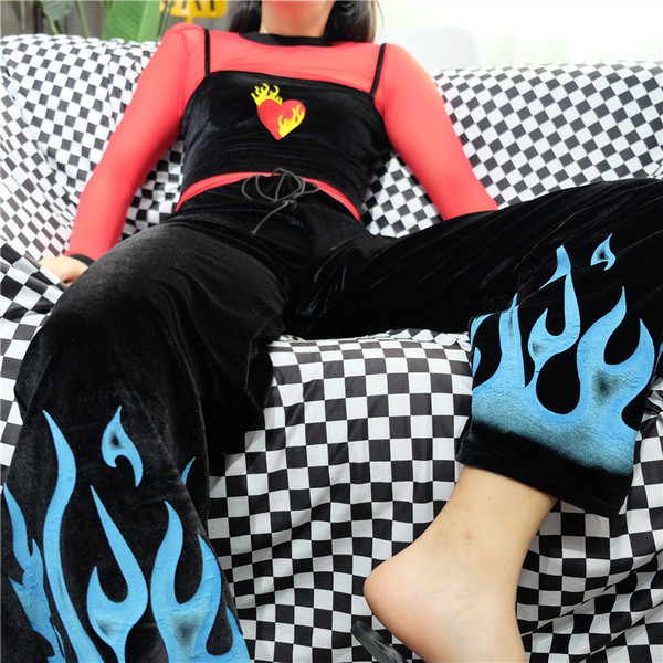 Καθημερινά γυναικεία παντελόνια σε φαρδιά σχέδια με εφαρμογές