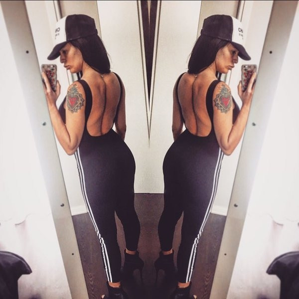 Цял спортен дамски екип с гол гръб