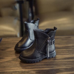 Μοντέρνες παιδικές μπότες για κορίτσια με ανθεκτική σόλα και διακοσμητικό φερμουάρ σε τρία χρώματα