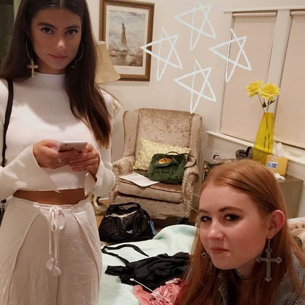 Σύντομη μπλούζα για λευκό κολάρο για κυρίες