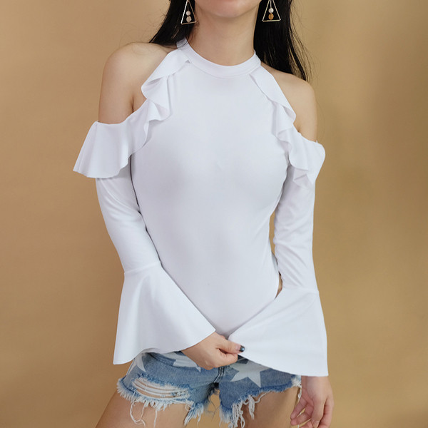 Το σώμα της κυρίας έχει λευκό χρώμα, με μανίκια και κολάρο για πόλο