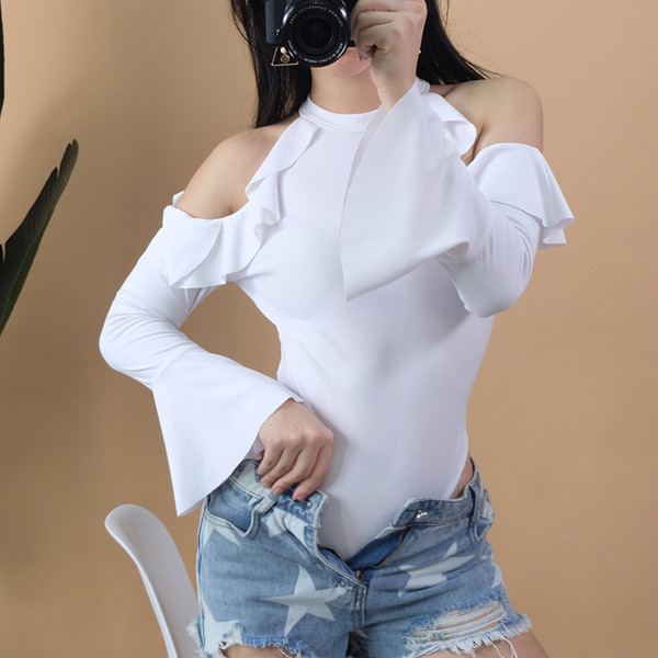 Το σώμα της κυρίας έχει λευκό χρώμα, με μανίκια και κολάρο για πόλο