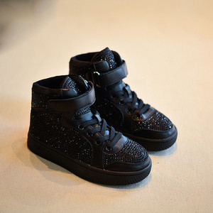 Σύγχρονα παιδικά πάνινα παπούτσια ημέρας με παιδιά με αυτοκόλλητα και βότσαλα σε πέντε χρώματα