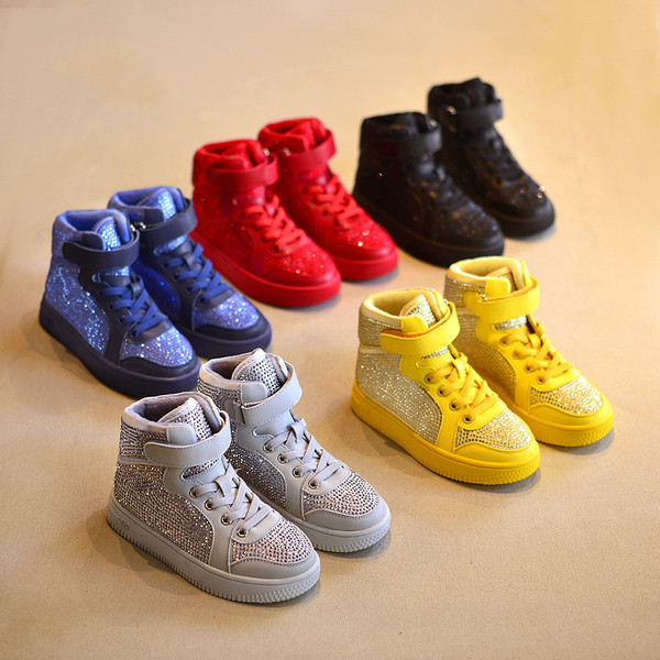 Σύγχρονα παιδικά πάνινα παπούτσια ημέρας με παιδιά με αυτοκόλλητα και βότσαλα σε πέντε χρώματα