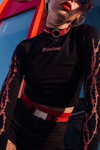 Ημερήσια κοντή μπλούζα με μαύρο χρώμα