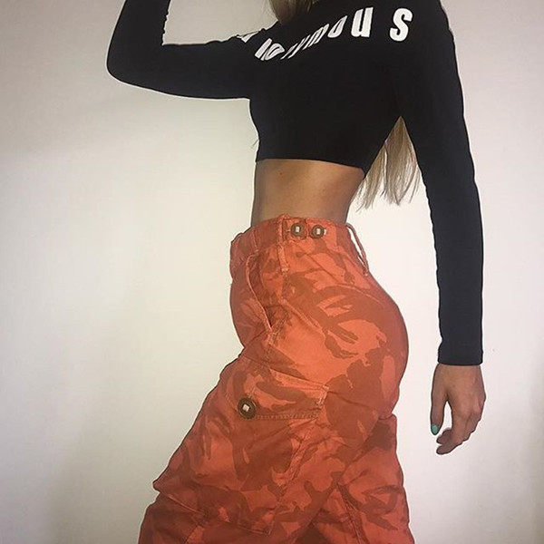 Μικρή κοντή μπλούζα κυρίες σε μαύρο χρώμα με επιγραφή