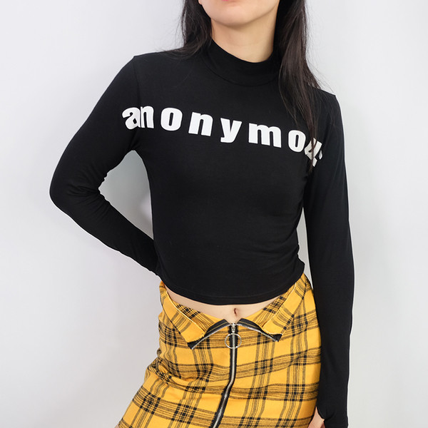 Μικρή κοντή μπλούζα κυρίες σε μαύρο χρώμα με επιγραφή