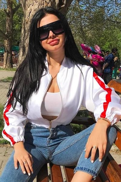 Σύντομο πουλόβερ κυρίες σε ένα ευρύ πρότυπο