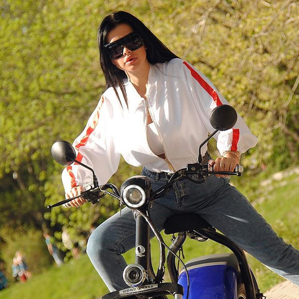 Σύντομο πουλόβερ κυρίες σε ένα ευρύ πρότυπο