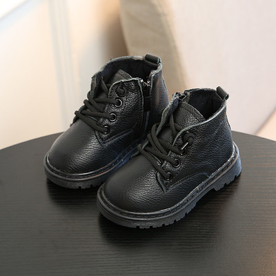 Casual μπότες για ένα κορίτσι με ανθεκτικά πέλματα σε ένα καθαρό μοτίβο σε μαύρο και ροζ