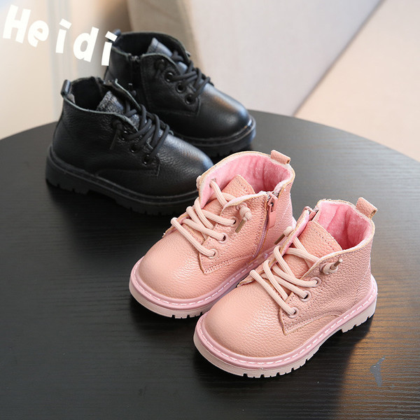 Casual μπότες για ένα κορίτσι με ανθεκτικά πέλματα σε ένα καθαρό μοτίβο σε μαύρο και ροζ