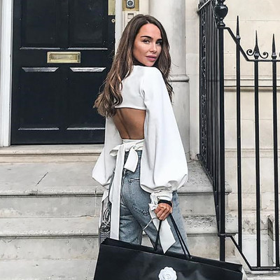 Κομψή γυναικεία μπλούζα με γυμνή πλάτη και φαρδιά μανίκια