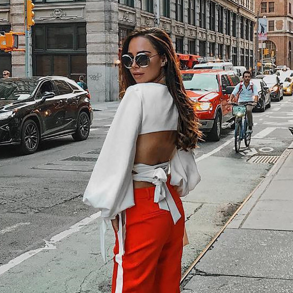 Κομψή γυναικεία μπλούζα με γυμνή πλάτη και φαρδιά μανίκια