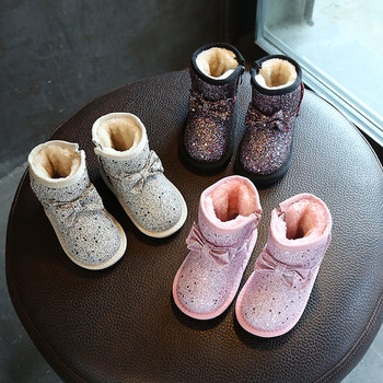 Μοντέρνες ζεστές γυαλιστερές χειμωνιάτικες μπότες με κορδέλα σε γκρι, ροζ και μαύρο χρώμα
