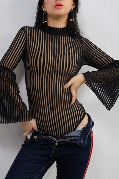 Κομψό διαφανή γυναικείο κορμάκι με κομμένα μανίκια σε μαύρο χρώμα