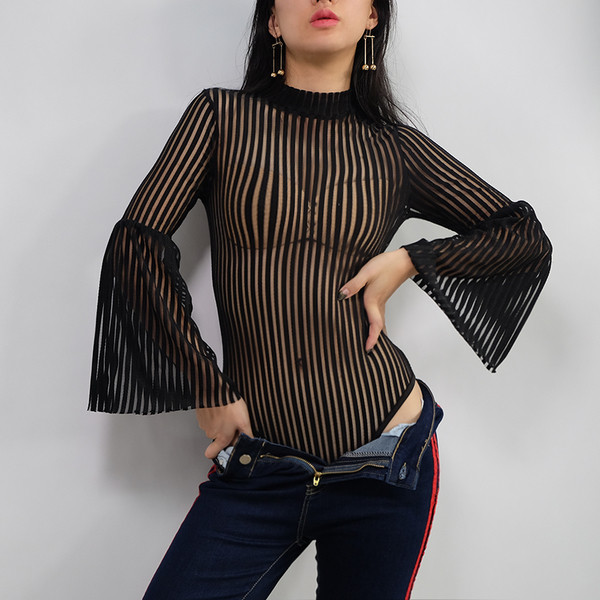 Κομψό διαφανή γυναικείο κορμάκι με κομμένα μανίκια σε μαύρο χρώμα