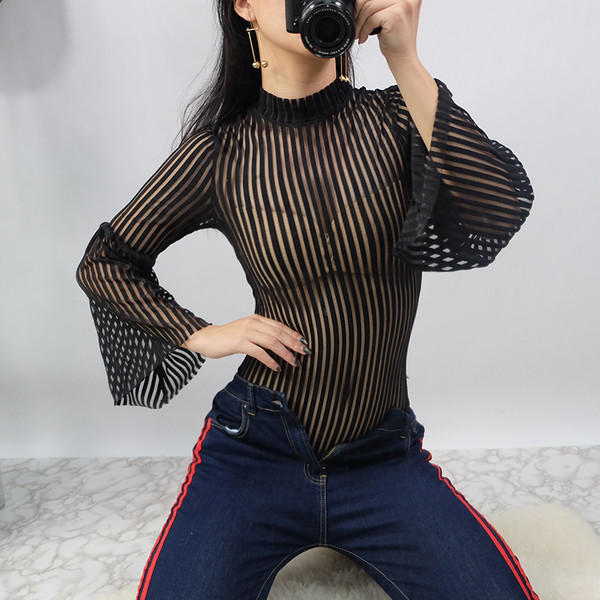 Κομψό διαφανή γυναικείο κορμάκι με κομμένα μανίκια σε μαύρο χρώμα