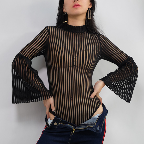 Κομψό διαφανή γυναικείο κορμάκι με κομμένα μανίκια σε μαύρο χρώμα