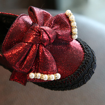Κομψά, casual γυαλιστερά κυρίες παπούτσια με κορδέλα και μαργαριτάρια σε δύο χρώματα