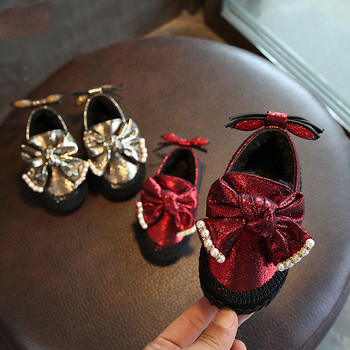 Κομψά, casual γυαλιστερά κυρίες παπούτσια με κορδέλα και μαργαριτάρια σε δύο χρώματα