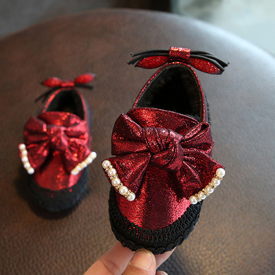 Κομψά, casual γυαλιστερά κυρίες παπούτσια με κορδέλα και μαργαριτάρια σε δύο χρώματα