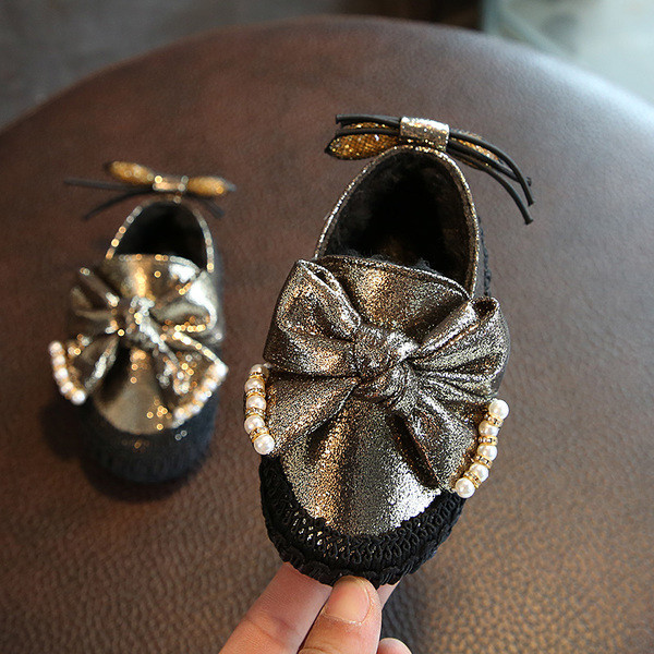 Κομψά, casual γυαλιστερά κυρίες παπούτσια με κορδέλα και μαργαριτάρια σε δύο χρώματα