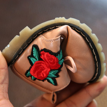 Κομψές παιδικές μπότες για ένα κορίτσι με τριαντάφυλλο σε μαύρο και ροζ χρώμα