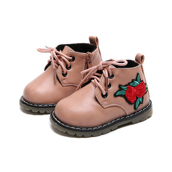 Κομψές παιδικές μπότες για ένα κορίτσι με τριαντάφυλλο σε μαύρο και ροζ χρώμα