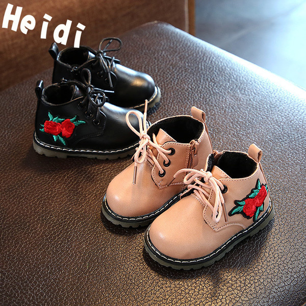 Κομψές παιδικές μπότες για ένα κορίτσι με τριαντάφυλλο σε μαύρο και ροζ χρώμα
