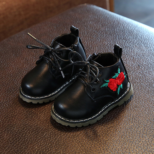Κομψές παιδικές μπότες για ένα κορίτσι με τριαντάφυλλο σε μαύρο και ροζ χρώμα