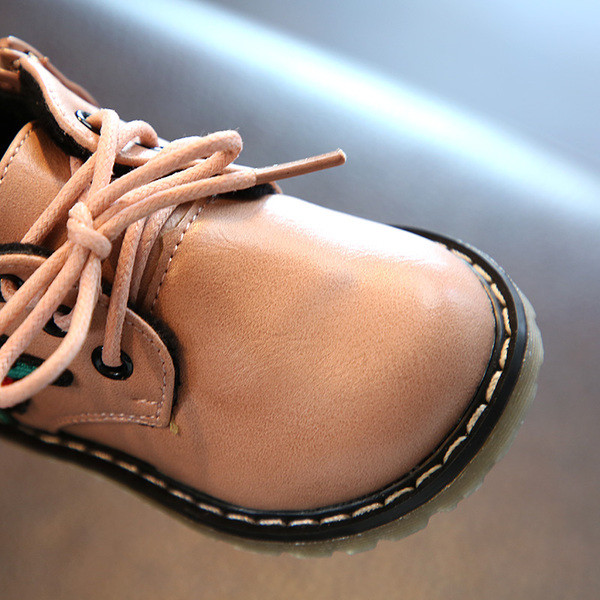 Κομψές παιδικές μπότες για ένα κορίτσι με τριαντάφυλλο σε μαύρο και ροζ χρώμα