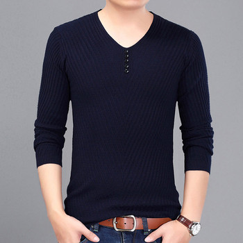 Κομψή casual μπλούζα άνδρας με κολάρο σε σχήμα V και κουμπιά σε διαφορετικά χρώματα