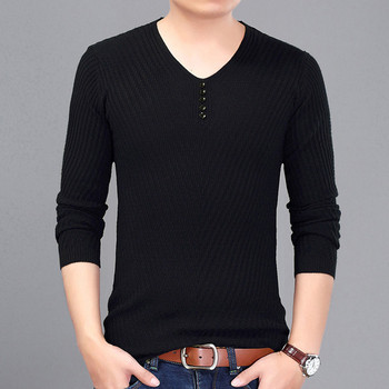 Κομψή casual μπλούζα άνδρας με κολάρο σε σχήμα V και κουμπιά σε διαφορετικά χρώματα