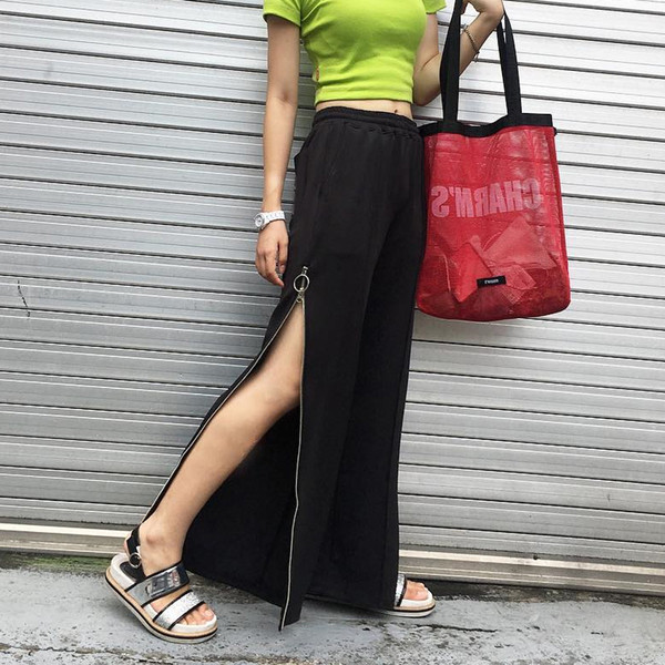 Спортно-елегантен дамски панталон в широк модел с цип