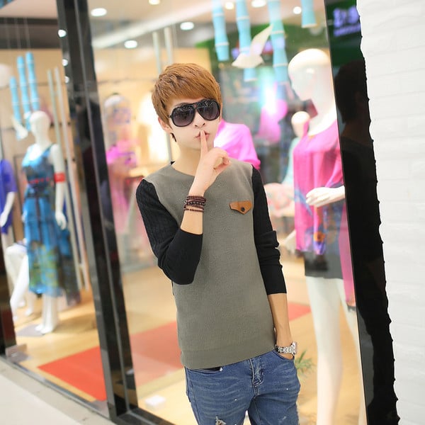 Καθημερινό πουλόβερ για άνδρες με κολάρο σε σχήμα O και πολύχρωμα μανίκια σε τρία χρώματα