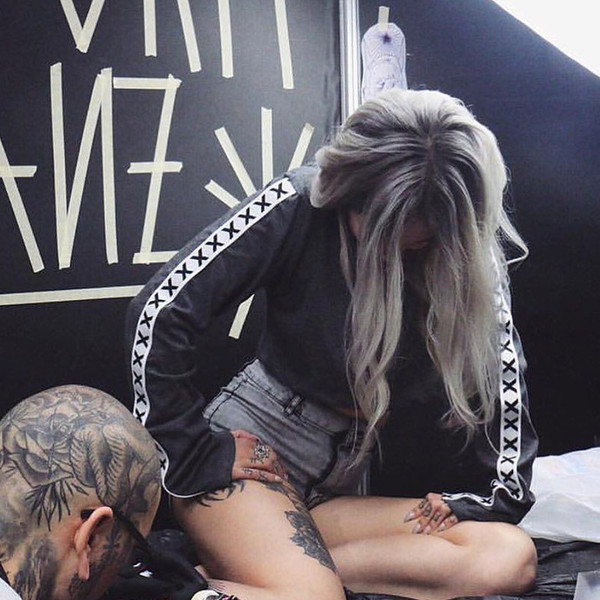 Κομψή κυρία κοντή μπλούζα σε μαύρο χρώμα