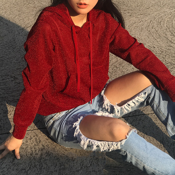 Γυαλιστερή φούτερ των γυναικών με κόκκινο χρώμα