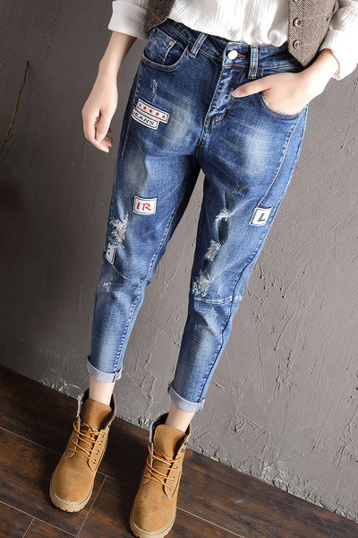 Αθλητικά κομψά γυναικεία τζιν σε ανοιχτόχρωμο χρώμα