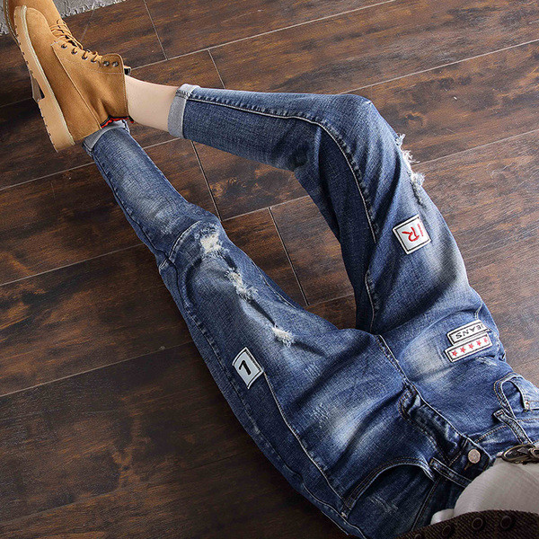 Αθλητικά κομψά γυναικεία τζιν σε ανοιχτόχρωμο χρώμα