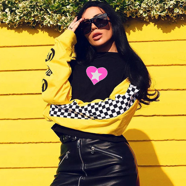 Αθλητικό πασχαλινό πουλόβερ με χρωματιστά μανίκια