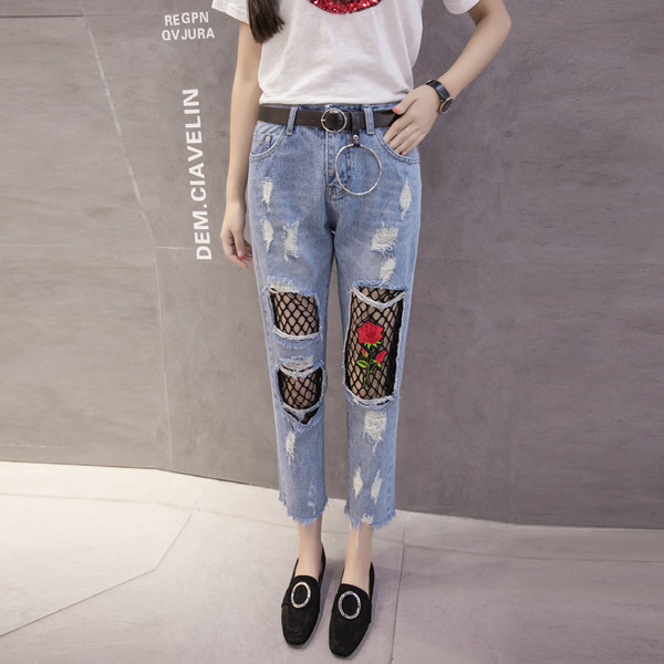 Елегантни дамски дънки с кръпки, мрежа и апликация на бедорото 