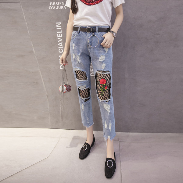 Елегантни дамски дънки с кръпки, мрежа и апликация на бедорото 