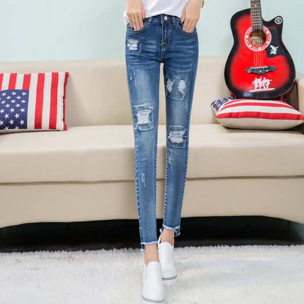 Ζεύγος τζιν γυναικών σε ανοιχτόχρωμο χρώμα