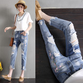 Τα τζιν BOYFRIEND των σημερινών γυναικών με έμπλαστρα και κεντήματα σε ανοιχτόχρωμο χρώμα