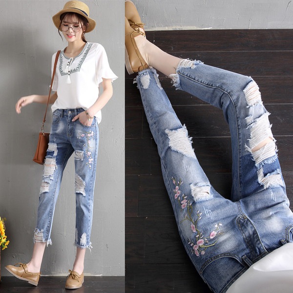 Τα τζιν BOYFRIEND των σημερινών γυναικών με έμπλαστρα και κεντήματα σε ανοιχτόχρωμο χρώμα