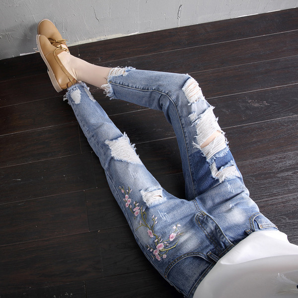 Τα τζιν BOYFRIEND των σημερινών γυναικών με έμπλαστρα και κεντήματα σε ανοιχτόχρωμο χρώμα