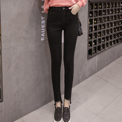 Καθαρίστε τα μοντέρνα γυναικεία τζιν σε τρία χρώματα