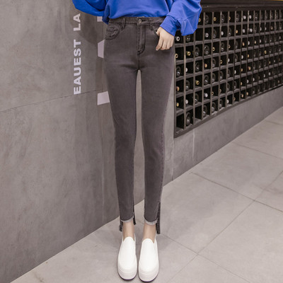 Καθαρίστε τα μοντέρνα γυναικεία τζιν σε τρία χρώματα