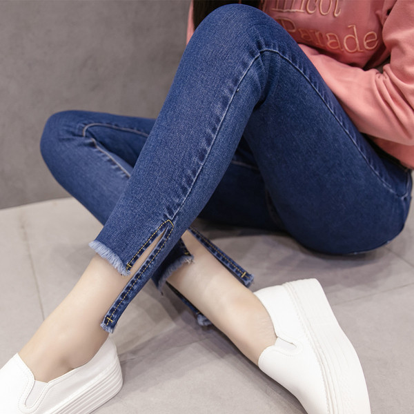 Καθαρίστε τα μοντέρνα γυναικεία τζιν σε τρία χρώματα