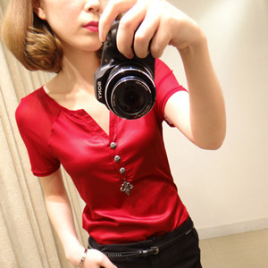 Μοντέρνα γυναικεία μπλούζα με ντεκολτέ σε σχήμα V και κουμπιά σε έξι χρώματα